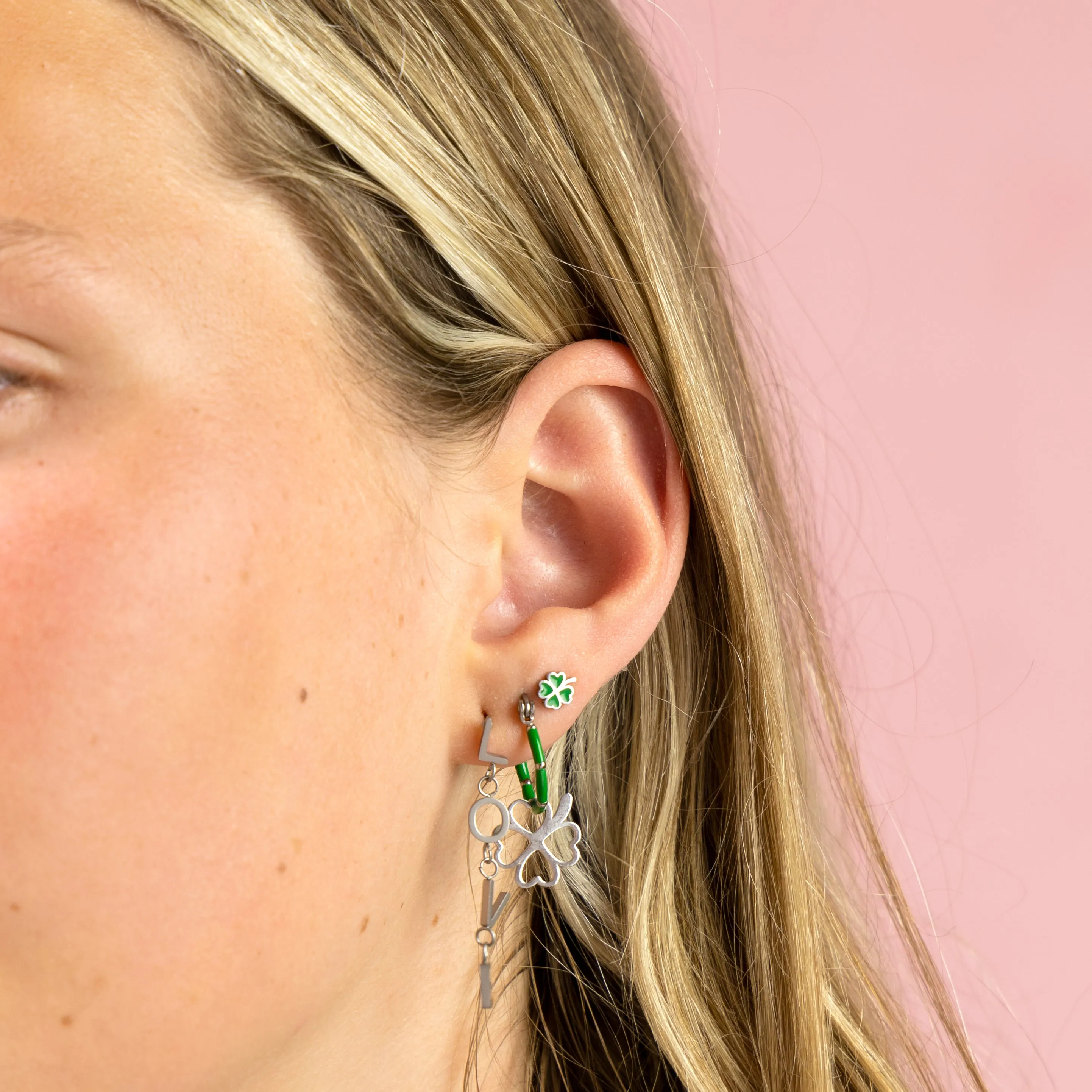 Silver coloured/green stud earrings with a green clover