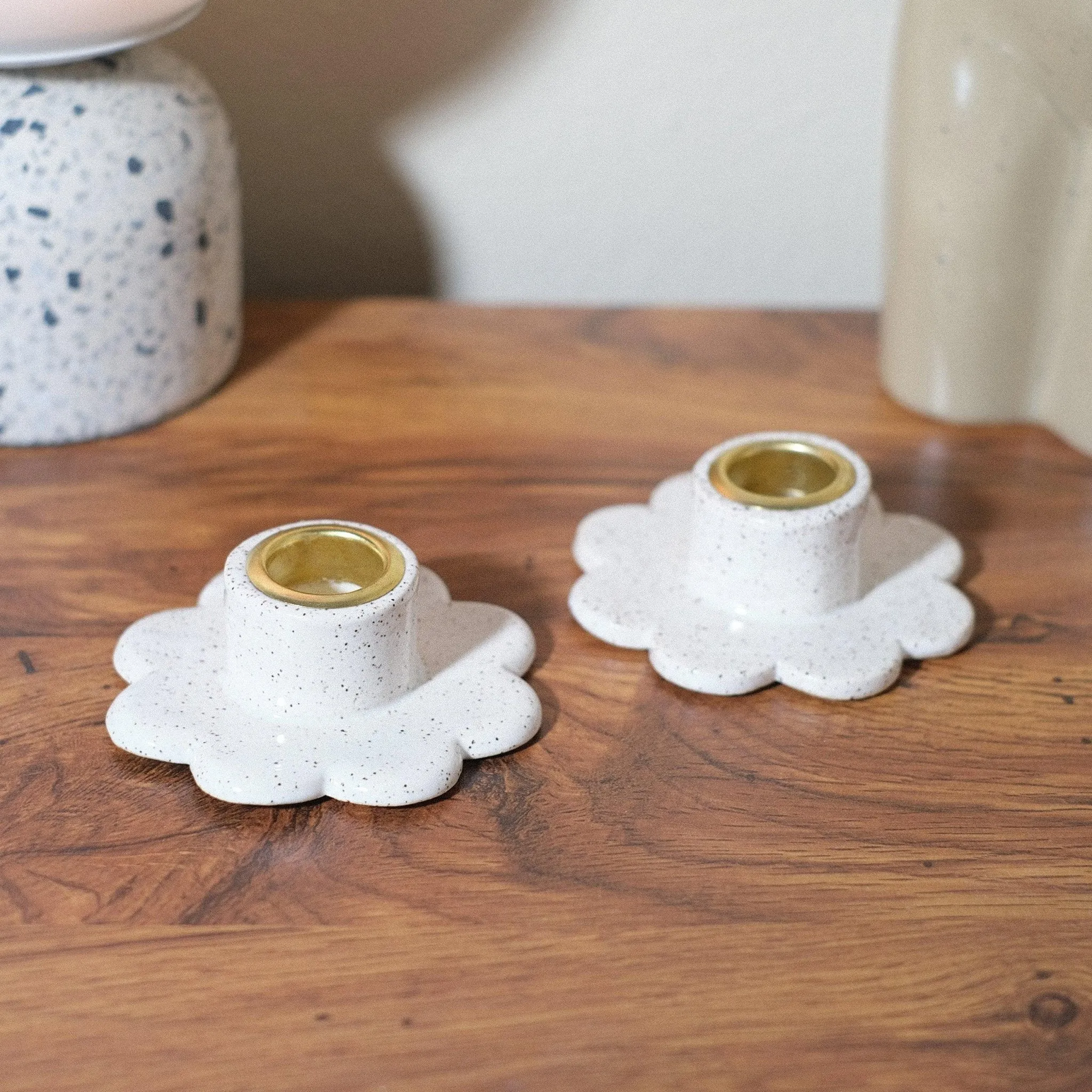 Speckled white flower candle holder set