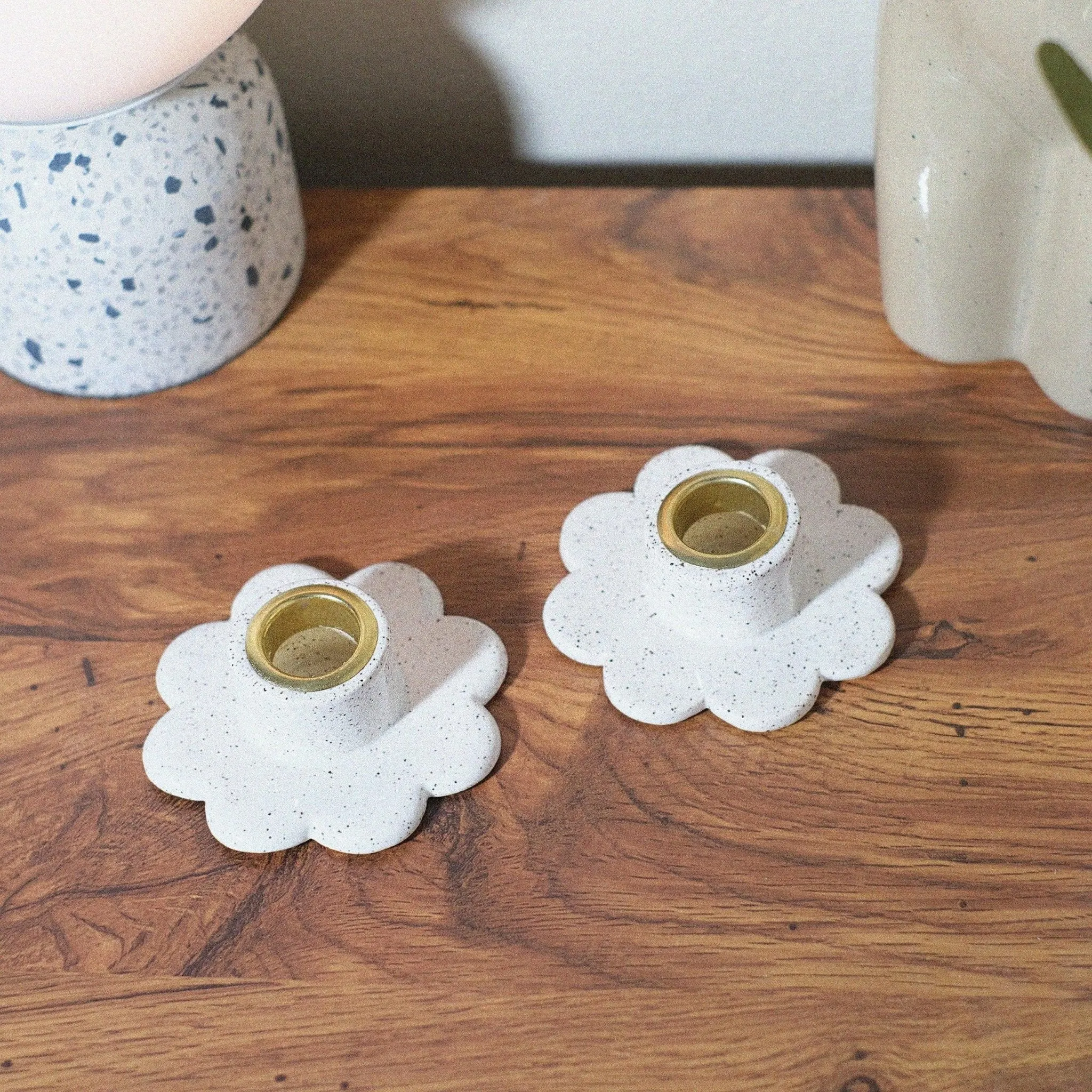 Speckled white flower candle holder set